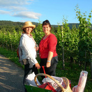 Frischluftkur, Juni 2012 - Beate Kierey und Doris Kist führen durch die Weinberge der Ortenau
