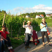 Frischluftkur, Juni 2012, Beate Kierey bei der Weinverkostung im Weinberg mit den entsprechenden Weinen