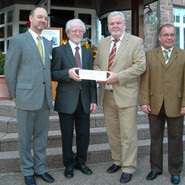 Chefarzt Martin Vierl, Prof. August Stahl (Präs. der Rilke-Gesell.), Norbert Pietsch (Schwarzwaldklinik) und Kurdirektor Josef Oehler (v. li) Chefarzt Martin Vierl, Prof. August Stahl (Präs. der Rilke-Gesell.), Norbert Pietsch (Schwarzwaldklinik) und Kurdirektor Josef Oehler (v. li)