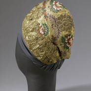 Trachtenhauben aus dem Elsaß - Beginn des 19. Jahrhunderts - Seidenhaube mit Blumenmotiv Trachtenhauben aus dem Elsaß - Beginn des 19. Jahrhunderts - Seidenhaube mit Blumenmotiv