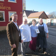 Verleihung der Plakette 'Historisches Gasthaus' an den Bären in Norsingen - Fam Siebler und Initiator Frank J. Ebner ( 25.02.2015)