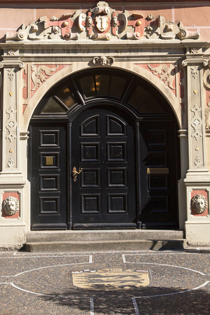 Groes  Wappen des Landes Baden-Wrttemberg mit rot-wei-rotem Schild (rechts oben) vor dem Basler Hof in Freiburgs Kaiser-Joseph-Strae....