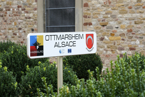 Hinweisschild zur Via Habsburg neben der Kirche in Ottmarsheim