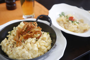 Vorarlberger Käsespätzle mit Kartoffelsalat