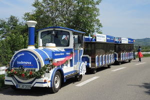 Der Kaiserstuhl-Express, der von Vogtsburg-Oberrotweil aus seine Runde dreht (Hubert Matt-Willmatt)